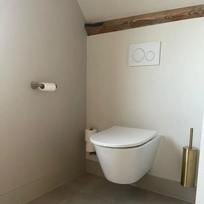 Donnez à votre salle de bain une touche moderne avec l'ensemble de toilettes Cosimo Gold de yessential.fr avec une toilette murale blanche, un bouton de double chasse, un porte-papier toilette et des accessoires de toilette chics de couleur dorée pour votre ensemble d'accessoires de salle de bain.