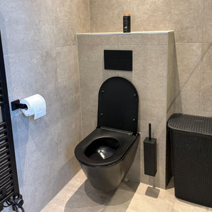 Un ensemble Damiano Black de yessential.fr se démarque dans la salle de bain et est parfaitement complété par un ensemble d'accessoires de toilette assorti.