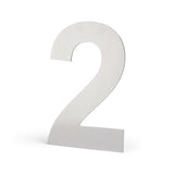 L'Adamo Acier Inoxydable 20 cm de yessential.fr est un numéro de maison numéro 2 métallique avec une finition argent brossé et un design moderne, posé debout sur un fond blanc.