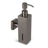 Le Sonego Gunmetal de yessential.fr est un distributeur de savon moderne et minimaliste en acier inoxydable avec fixation murale et base carrée. La fenêtre verticale affiche immédiatement le niveau de savon.