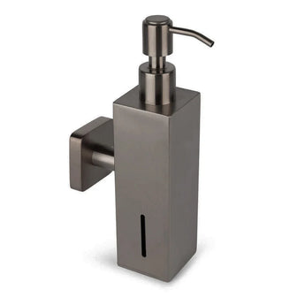 Le Sonego Gunmetal de yessential.fr est un distributeur de savon moderne et minimaliste en acier inoxydable avec fixation murale et base carrée. La fenêtre verticale affiche immédiatement le niveau de savon.