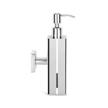 Le Sonego Chrome de yessential.fr est un distributeur de savon mural moderne avec une forme rectangulaire, une fenêtre de visualisation verticale et une pompe élégante en acier inoxydable ainsi qu'un support pour un look élégant.