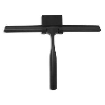 Le Zamoro Black de yessential.fr possède une lame en caoutchouc plate et large et un manche droit, en acier inoxydable noir. Sur la photo sur un fond blanc uni.