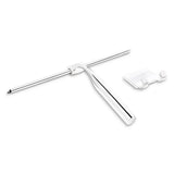 Le Zamoro Chrome de yessential.fr est une poignée de douche moderne en acier inoxydable avec une longue poignée et un support mural blanc séparé avec un système de suspension 3M, le tout sur un fond blanc.
