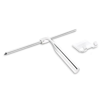 Le Zamoro Chrome de yessential.fr est une poignée de douche moderne en acier inoxydable avec une longue poignée et un support mural blanc séparé avec un système de suspension 3M, le tout sur un fond blanc.