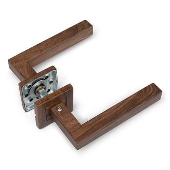 La poignée de porte Domaso Walnut de yessential.fr est une poignée de porte moderne et rectangulaire en bois foncé avec des ferrures métalliques visibles et une plaque de base carrée - parfaite pour n'importe quelle porte intérieure.