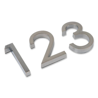 Trois chiffres métalliques Silvio Gunmetal 60 mm (1, 2, 3) de yessential.fr sont placés légèrement inclinés sur une surface blanche. Ces numéros adhésifs 3D avec couche adhésive ont un design élégant et moderne.