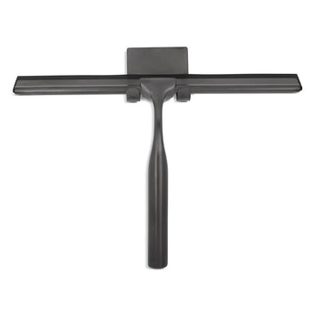 Le Zamoro Gunmetal de yessential.fr, une gâchette noire avec une large lame plate en caoutchouc et une poignée droite pour nettoyer les fenêtres ou les surfaces lisses, est présenté sur un fond blanc.