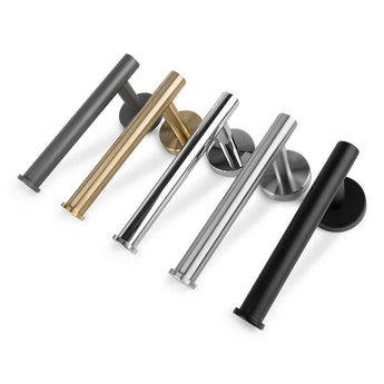Cinq poignées de porte cylindriques Tino en acier inoxydable de yessential.fr en gris, or, argent, chrome et noir sont placées en diagonale sur un fond blanc - idéales à combiner avec vos accessoires de toilettes ou un porte-rouleau de papier toilette en acier inoxydable brossé.