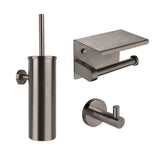 L'ensemble Armando Gunmetal de yessential.fr se compose d'un ensemble de brosse de toilette, d'un porte-papier toilette avec étagère et crochet mural - des accessoires de salle de bain de luxe élégants sur fond blanc.