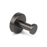 L'ensemble de toilettes Midao Gunmetal de yessential.fr est parsemé d'une fresque murale au crochet en métal noir mat avec une base ronde et un cylindrique - prête à accueillir les serviettes ou les manteaux dans une salle de bain moderne ou dans le cadre d'un ensemble d'accessoires de luxe.
