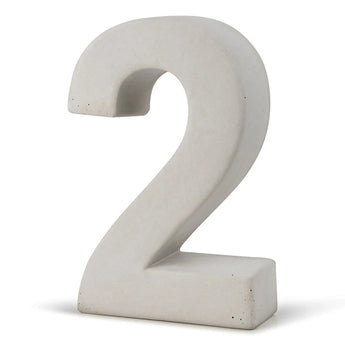 Le béton Enrico 20 cm de yessential.fr est un grand numéro 3D gris clair en béton durable - un numéro de maison élégant idéal pour toute maison moderne.