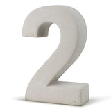 Une sculpture numéro 2 en béton 3D gris clair de 30 cm de yessential.fr - idéale comme numéro de maison moderne, avec le design en béton Enrico pour une numérotation de maison élégante.