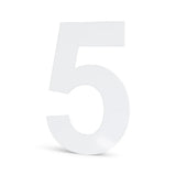 L'Adamo White 30cm de yessential.fr est un grand chiffre 5 blanc au style moderne, debout sur un fond uni - idéal pour tous ceux qui recherchent de grands numéros de maison blancs.