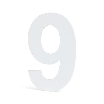 Un grand numéro neuf blanc et tridimensionnel de la collection Adamo White 30 cm de yessential.fr se tient debout sur un fond uni - idéal pour tous ceux qui recherchent de grands numéros de maison modernes en blanc.