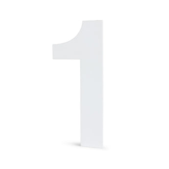 Un grand numéro un 3D blanc se dresse sur un fond blanc uni - idéal comme numéro de maison Adamo White 30 cm de yessential.fr pour les extérieurs modernes.