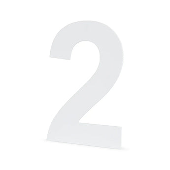 Un grand numéro 3D blanc (30 cm) de yessential.fr se tient debout sur un fond blanc uni - idéal pour ceux qui recherchent l'Adamo White 30 cm pour un extérieur moderne.