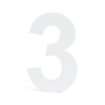 Un grand numéro trois blanc (Adamo White 30 cm) de yessential.fr se tient debout sur un fond uni - parfait comme l'un des grands numéros de maison blancs pour votre collection de numéros de maison en acier inoxydable.