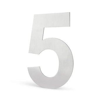L'Animo en acier inoxydable 15 cm (sans perçage) de yessential.fr présente un grand chiffre 5 métallique avec une finition argent brossé, debout sur un fond blanc uni - parfait pour les numéros de maison élégants en acier inoxydable ou modernes.