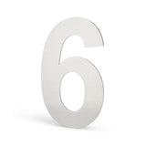 Un chiffre 6 métallique se dresse debout sur un fond blanc, projetant une légère ombre vers la gauche. Le design yessential.fr Animo en acier inoxydable de 15 cm (sans perçage) ajoute une touche moderne à n'importe quelle maison.