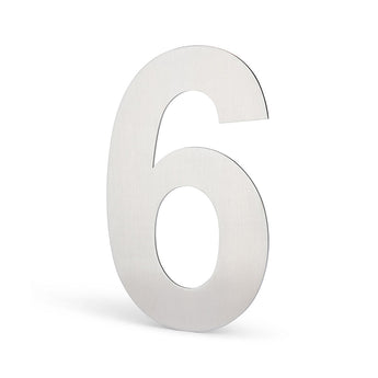 Un grand numéro 6 Adamo métallique de 20 cm en acier inoxydable de yessential.fr se tient debout avec une finition argent brossé sur un fond blanc uni.