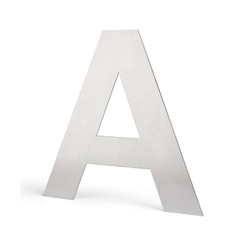 Une grande lettre A Adamo en acier inoxydable argenté brossé de 20 cm de yessential.fr se tient debout sur un fond blanc et rappelle les numéros de maison au design moderne pour les espaces extérieurs élégants.