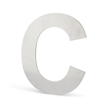 Une grande lettre C en métal se dresse sur un fond blanc uni, ressemblant à l'Adamo Stainless Steel 20 cm de yessential.fr avec son design élégant et flottant.