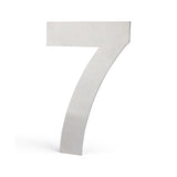 Un grand chiffre sept en métal se dresse sur un fond blanc uni, avec l'Adamo Stainless Steel 20 cm de yessential.fr - un numéro de maison moderne et flottant en acier inoxydable de qualité supérieure.
