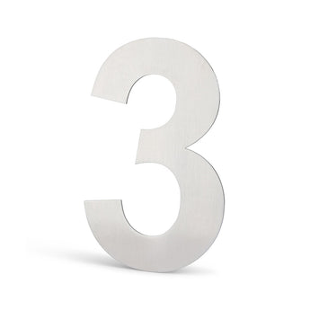 L'Adamo Stainless Steel 30cm de yessential.fr est un chiffre 3 métallique avec une finition argent brossé, debout sur un fond blanc uni.