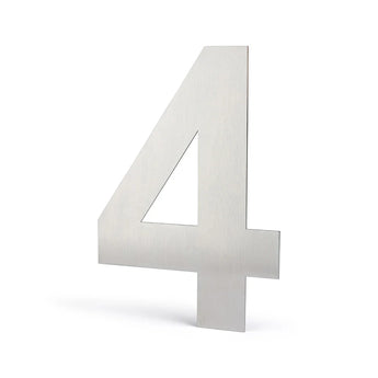 Un grand numéro 4 en métal se dresse sur un fond blanc uni - un exemple élégant du numéro de maison Adamo de 20 cm en acier inoxydable de yessential.fr, parfait pour un affichage flottant moderne.