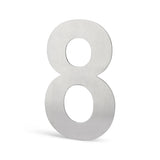 L'Adamo en acier inoxydable 20 cm de yessential.fr, un chiffre huit métallique argenté brossé, se dresse verticalement sur un fond blanc et souligne l'élégance épurée du style de numéro de maison flottant.
