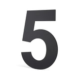 L'Adamo Black 20 cm de yessential.fr est un grand numéro 5 noir en 3D qui se tient debout sur un fond blanc - idéal comme accent de numéro de maison moderne ou comme numéro de maison en acier inoxydable frappant pour votre façade.