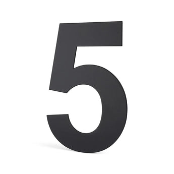 L'Adamo Black 20 cm de yessential.fr est un grand numéro 5 noir en 3D qui se tient debout sur un fond blanc - idéal comme accent de numéro de maison moderne ou comme numéro de maison en acier inoxydable frappant pour votre façade.