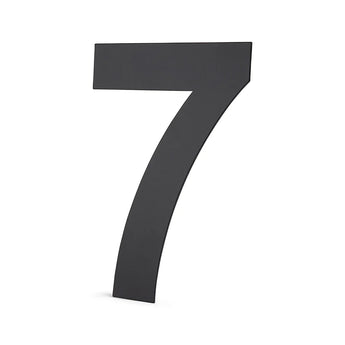 L'Adamo Black 30cm de yessential.fr est un grand numéro de maison 3D noir sur fond blanc - parfait comme numéro de maison flottant ou pour tous ceux qui recherchent de grands numéros de maison noirs.