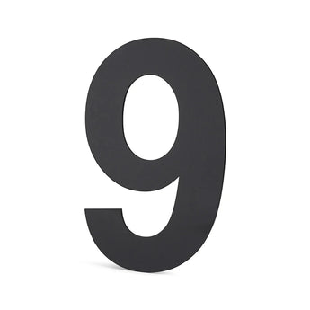 Un grand chiffre 9 noir sur fond blanc réalisé à partir d'un autocollant yessential.fr Animo Black de 15 cm (sans perçage). Cet autocollant noir autocollant est parfait pour un marquage d'adresse clair et élégant.