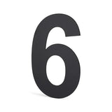 Un grand numéro de maison Adamo Black de 30 cm de yessential.fr se tient debout sur un fond blanc uni, mettant en valeur l'élégance d'un design moderne et flottant en acier inoxydable.