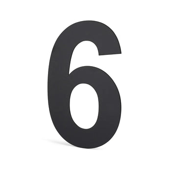 Un grand numéro de maison Adamo Black de 30 cm de yessential.fr se tient debout sur un fond blanc uni, mettant en valeur l'élégance d'un design moderne et flottant en acier inoxydable.