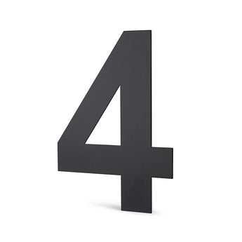 Un grand chiffre 4 noir et tridimensionnel (Adamo Black 30cm par yessential.fr) se tient debout sur un fond blanc uni, projetant une ombre subtile vers la droite.