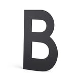 L'Adamo Black 20 cm de yessential.fr a une grande lettre majuscule noire sur fond blanc - idéal pour les numéros de maison modernes ou comme accent noir cool pour un numéro de maison.