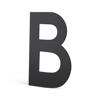 L'Adamo Black 20 cm de yessential.fr a une grande lettre majuscule noire sur fond blanc - idéal pour les numéros de maison modernes ou comme accent noir cool pour un numéro de maison.