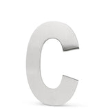 Une lettre majuscule métallique C (acier inoxydable Adamo 15 cm) avec une finition argent brossé de yessential.fr, idéale pour des numéros de maison élégants en acier inoxydable, debout sur un fond blanc.