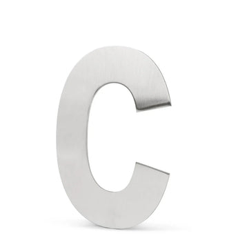 Une lettre majuscule métallique C (acier inoxydable Adamo 15 cm) avec une finition argent brossé de yessential.fr, idéale pour des numéros de maison élégants en acier inoxydable, debout sur un fond blanc.