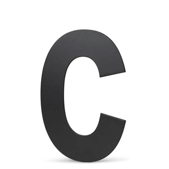 Une grande lettre C Adamo Black de 15 cm de yessential.fr sur fond blanc - idéale comme numéro de maison noir moderne ou comme numéro de maison en acier inoxydable pour votre maison.