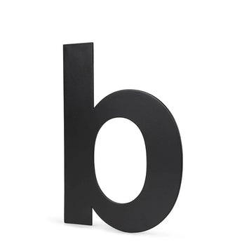 L'Adamo Black 15 cm de yessential.fr est une lettre « b » minuscule noire et verticale avec un design moderne et audacieux et une finition lisse - idéale comme numéro de maison noir pour les espaces contemporains.