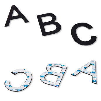 Trois lettres noires (A, B, C) sur la rangée supérieure, avec des lettres inversées assorties en dessous et un adhésif 3M collant. Idéal comme numéros de maison autocollants Animo Black 7,6 cm (sans perçage) de yessential.fr.