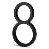 Un Amato Black 15 cm noir brillant de yessential.fr se tient debout sur un fond blanc et projette une légère ombre vers la gauche - un exemple élégant de design de numéro de maison moderne.