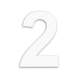 Un grand numéro de maison Adamo White 20 cm blanc 2 de yessential.fr a une ombre subtile, centrée sur un fond blanc uni.