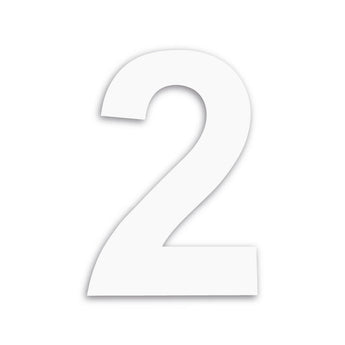 Un grand numéro de maison Adamo White 20 cm blanc 2 de yessential.fr a une ombre subtile, centrée sur un fond blanc uni.