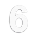 Le numéro de maison Adamo White 20 cm de yessential.fr est audacieusement centré sur un fond uni, sa grande forme blanche projetant un subtil effet d'ombre.