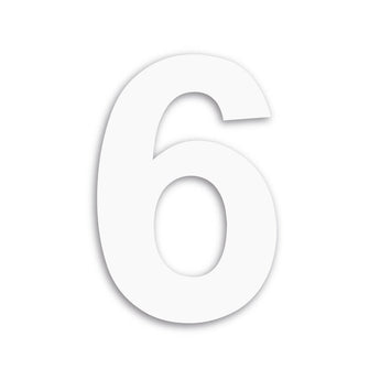 Le numéro de maison Adamo White 20 cm de yessential.fr est audacieusement centré sur un fond uni, sa grande forme blanche projetant un subtil effet d'ombre.